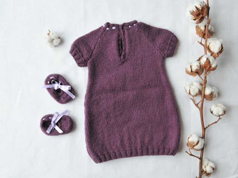 Robe et chaussons ballerines violet aubergine bébé 0-3 mois nouveau-né, ensemble cadeau naissance tricoté main en France image 5