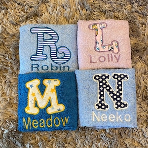 Toalla de baño bordada personalizada. Toalla de baño infantil. Diseño con apliques.