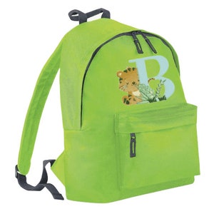 Op de afbeelding: Groene rugzak met een lichtblauwe letter B en een cartoon-tijger. De tijger houdt een groen blad vast en staat naast een groene plant.