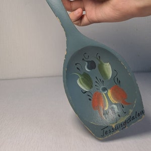 Cuchara de madera de Rosemaling, Decoración de cocina noruega hecha a mano estilo granja, Firmada &quot;Tessungdalen&quot;, 13&#39;&#39;