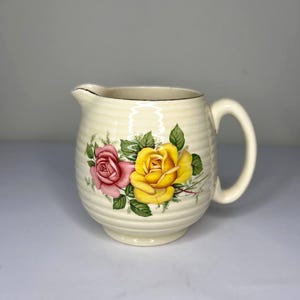 Vintage Beswick Bee Hive geribbelde bloemenkan – rode en gele rozenpatroon, grote melk-/creamerkan