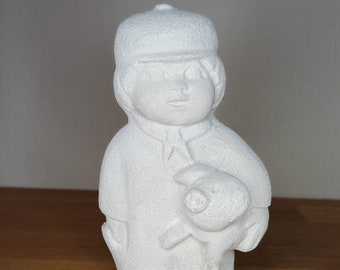 Vintage zandstenen beeldje jongen met biggetje (Marbell steen kunst België?)
