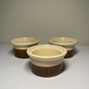 Vintage Emile Henry Beige Bruin Geribbelde Ramekins Cups Veel van 3, gemaakt in Frankrijk
