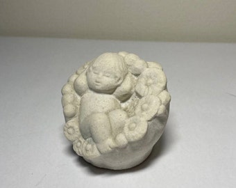 Vintage zandstenen beeldje kind in de bloemen, gemaakt door Marbell stone art België