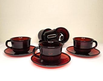 Set di tazze e piattini da caffè in vetro rosso rubino vintage Arcoroc France