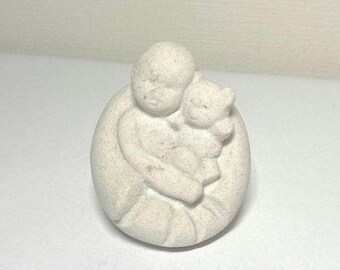 Vintage zandstenen beeldje - kind met speelgoed, gemaakt door Marbell Stone Art Belgium