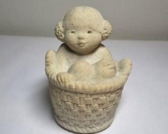 Vintage zandstenen beeldje meisje in mandje | Marble Stone Art Belgium | Handgemaakt verzamelobject