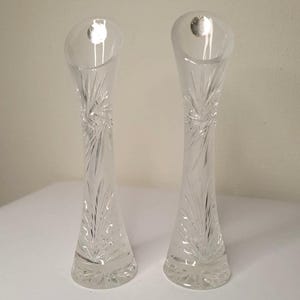 Elegancka para ręcznie ciętych kryształowych wazonów na pąki – Starburst Design, zabytkowe europejskie szkło