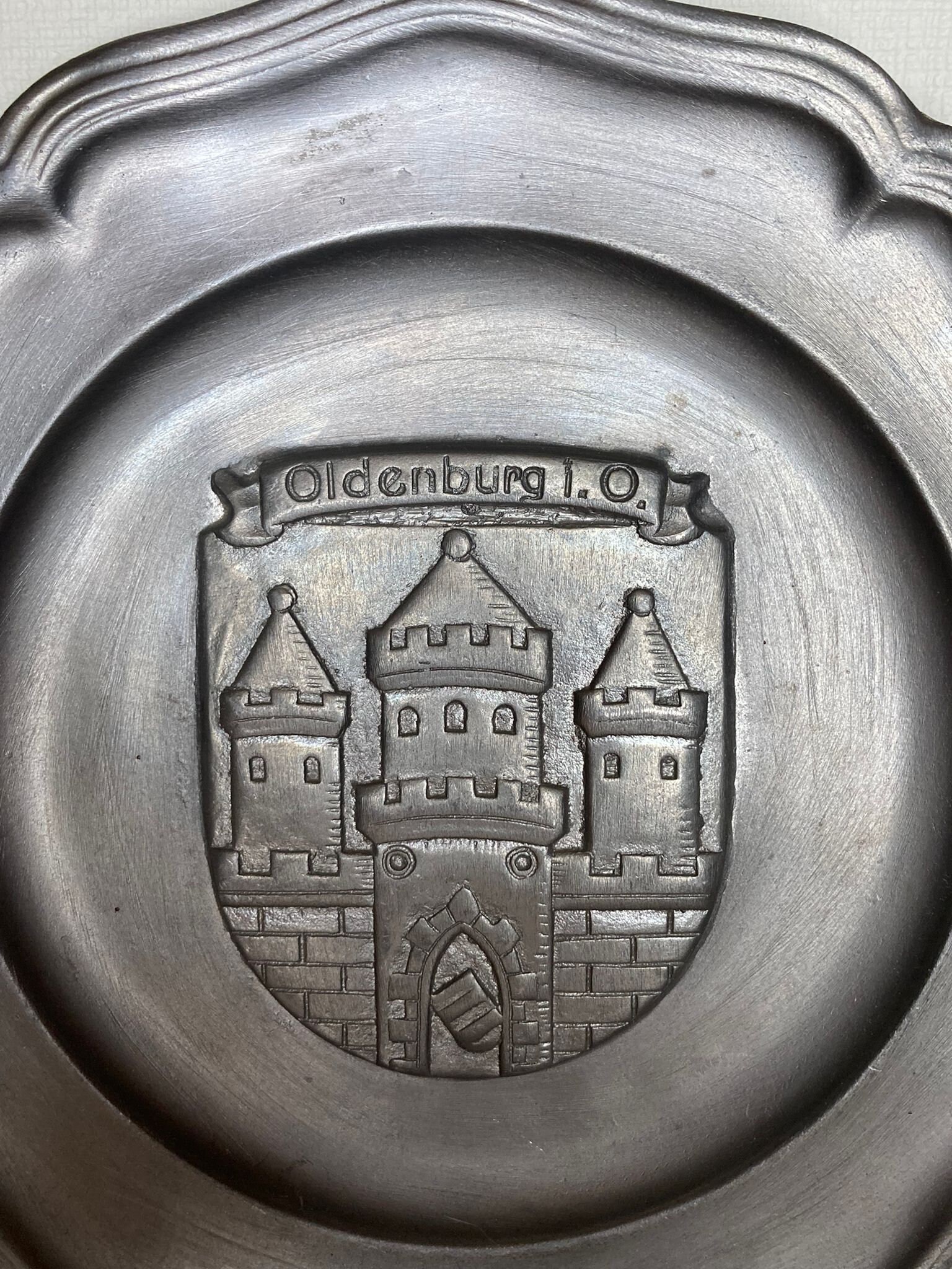Assiette décorative héraldique en étain, armoiries de l Assiette décorative héraldique en étain, armoiries de l