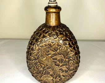 Filigrane Vintage Messingkaraffe mit Vogel & Rosen - verzierte Glasflasche mit Stopfen - dekorative Barware der Mitte des Jahrhunderts