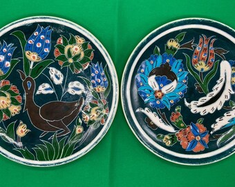 2 placas de parede decorativas turcas vintage, pintadas à mão, assinadas por Dagan Gini 7"