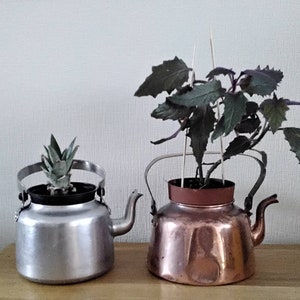 Två vintage metalltekannor // Shabby inredningskrukor // Koppar- och aluminiumtekannor utan lock