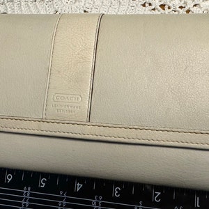 Authentische, gebrauchte, vintage weiße Coach Geldtasche aus Leder mit abnehmbarer Scheckbuchhülle