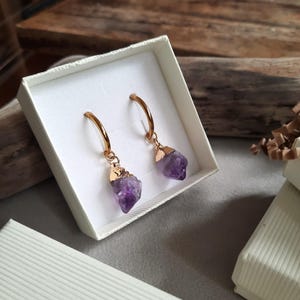 Aros pequeños de amatista cruda, delicados aros dorados de cristal, joyería bohemia única con piedra natal, regalo para ella