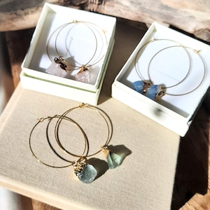 Grandi orecchini a cerchio in cristallo grezzo con fluorite verde, orecchini a cerchio in oro delicati, pietre preziose boho uniche a tua scelta, regalo di gioielli con pietra portafortuna per lei