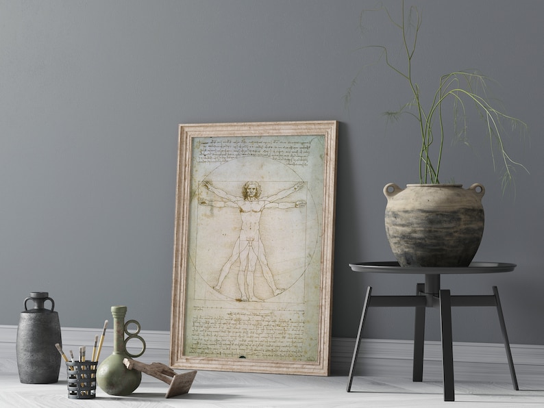 Może przedstawiać: Ramka z nadrukiem rysunku Leonarda da Vinci przedstawiającego Człowieka Witruwiańskiego, przedstawiającego nagą postać męską w kole i kwadracie, z tekstem otaczającym obraz.