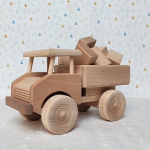 ブロック付き木製トラック ピックアップ 木のおもちゃの車 UNIMOG 子供のおもちゃのための手作りギフト