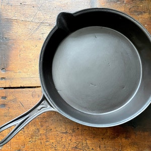 1800s Single spout #7 Cast Iron Skillet (Read Description, Cracked)