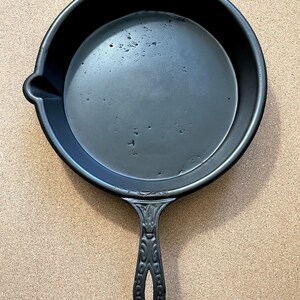 Fancy Tulip Handle Cast Iron Skillet  **Read Description, Cracked**