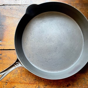 Marietta-style #10 Cast Iron Skillet  **Read Description, Cracked**