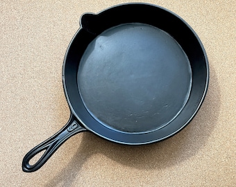 Sartén de hierro fundido n.º 9 del siglo XIX con marca de puerta