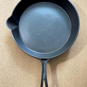 Gatemarked #9 Cast Iron Skillet **See Description, Cracked**