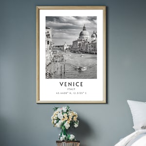 Puede incluir: Fotografía en blanco y negro del Gran Canal de Venecia, Italia. La foto muestra la Basílica de San Giorgio Maggiore en la distancia, con barcos y edificios que bordean el canal.