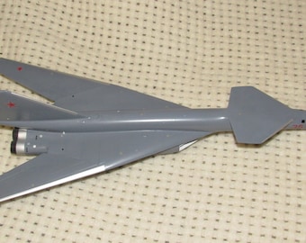 Modelo de bombardero M-20 hecho a mano: avión experimental a escala 1:100