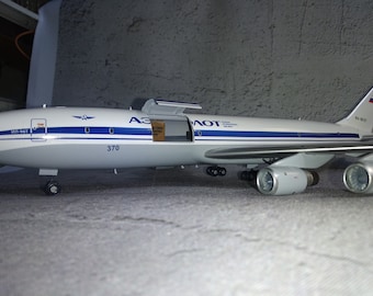 Modelo de avión Ilyushin Il-96T a escala 1:200 - Réplica de madera hecha a mano