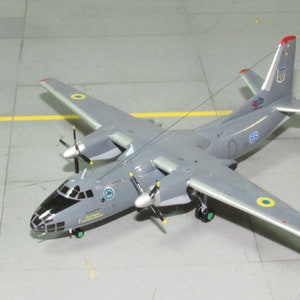 アントノフ An-30 1\200 スケール。さまざまな塗装。コレクションに加えるのに最適です。