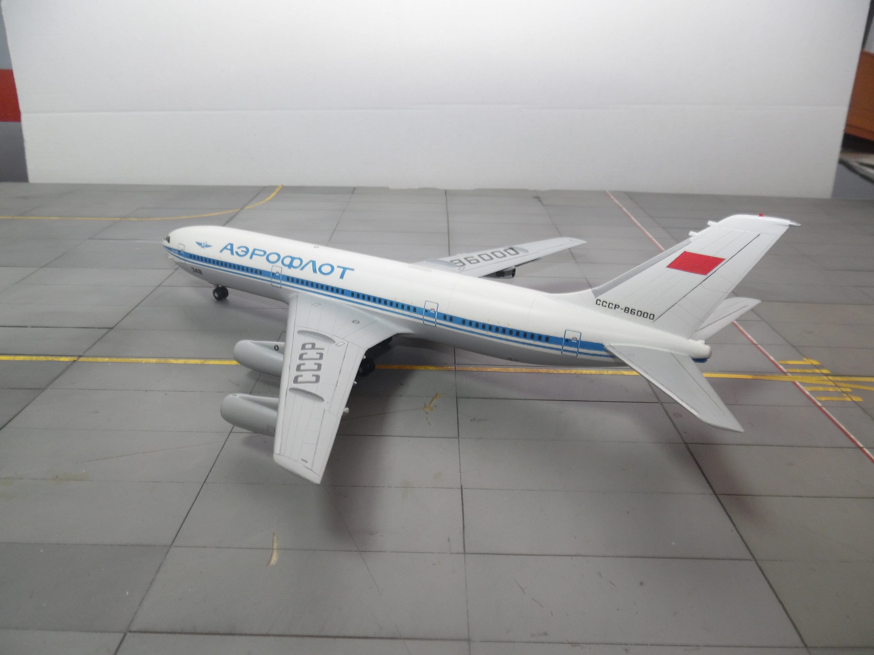 Ilyushin Il-86 Model Airplane: Aeroflot Livery, 1/200 Scale - Etsy