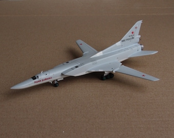 Tu-22M3 Backfire escala 1-200. Modelo coleccionable. Buena adición para su colección.