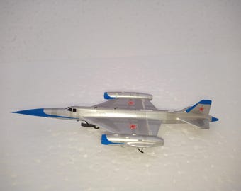 Maqueta del Tsybyn RSR a escala 1:200. Avión experimental. Un buen complemento para tu colección.