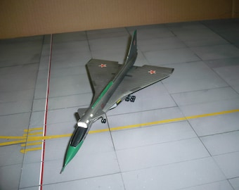 Sukhoi T-4 "Sotka", en escala 1\200. Modelo raro, buena adición para su colección.