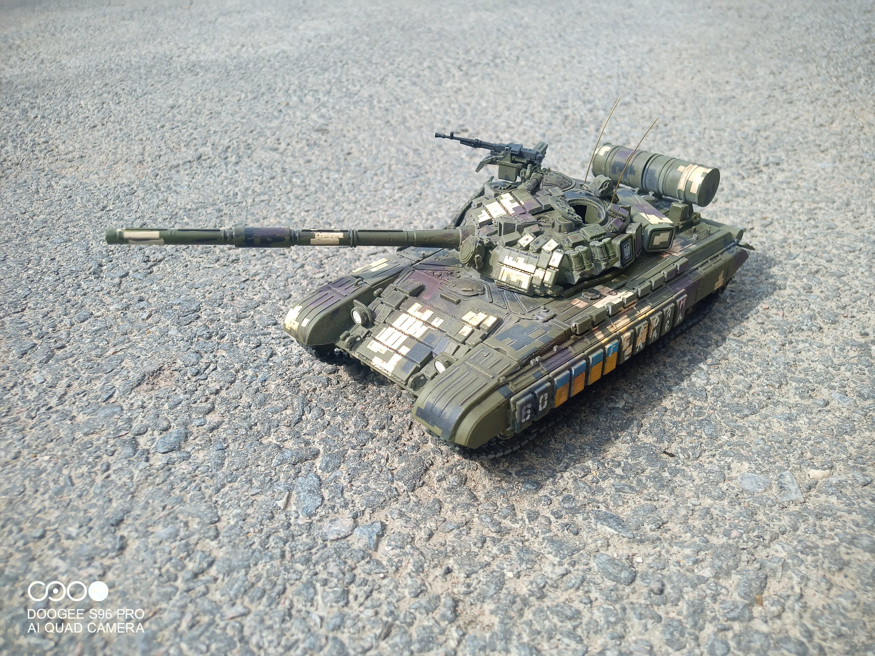 4 of 5) 1/100 Soviet Main Battle Tank T-72B from Zvezda