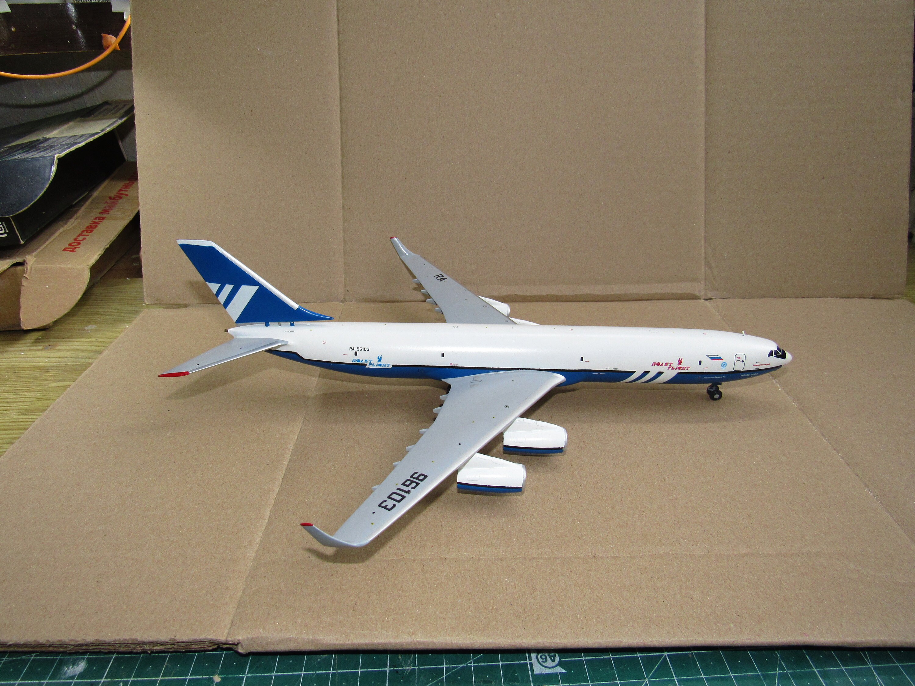 イリューシン Il-96-400 模型飛行機：1/200 スケール、カスタム塗装