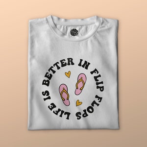 Modisches Frauen Leben ist besser in Flip Flops T-Shirt Retro Hippy Design
