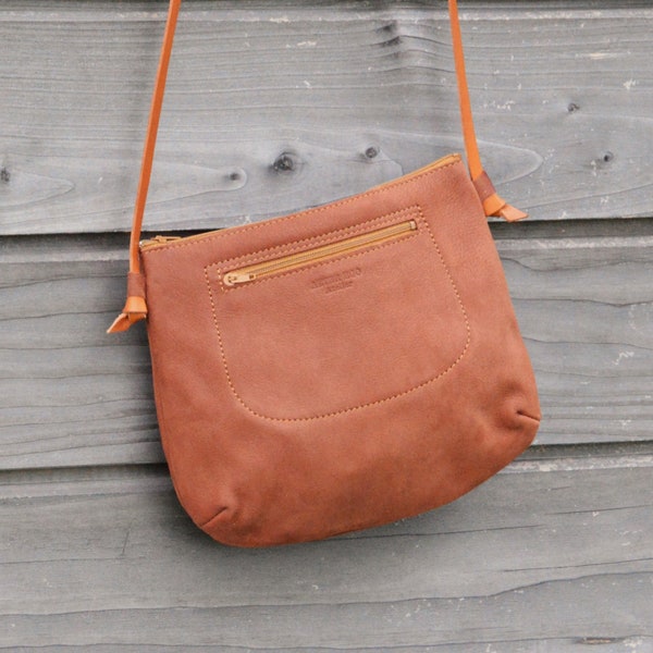 Petit sac/pochette/sac à main en cuir souple nubuck marron avec bandoulière fine en cuir et fermetures éclairs/zip