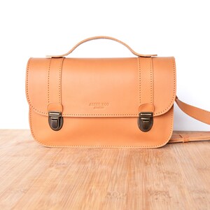 Petit Sac Cartable en Cuir style vintage, Tannage Végétal marron clair , Bouclerie Laiton ,Bandoulière Réglable