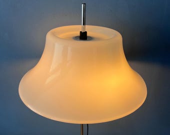 Lámpara de pie vintage de la era espacial con pantalla de plexiglás blanco con forma de OVNI.