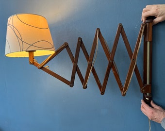 Lámpara de pared estilo tijera de madera de teca estilo danés con pantalla beige y diseño decorativo negro