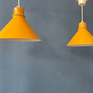 Set (2) Vintage Gelbe Metall Hängelampen