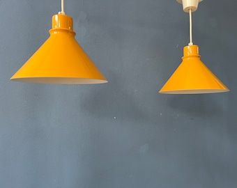 Set (2) vintage gele metalen hanglampen