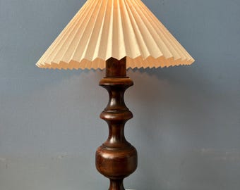 Vintage Tischlampe aus Holz mit plissiertem Schirm
