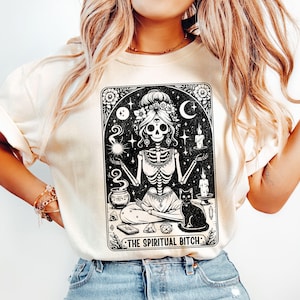 Moletom com cartas de tarô da The Spiritual Bitch, suéter engraçado com cartas de tarô, camiseta da Spiritual Witch, camiseta do Tarô do Esqueleto Feminino, suéter engraçado da Witch