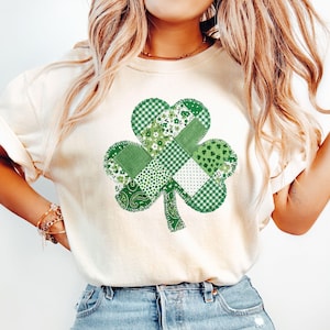 Könnte beinhalten: Rustikales Holzschild mit dem Text "Welcome to our home" in weißer Schrift. Das Schild hat eine Used-Optik und ein schlichtes, einladendes Design, ideal für die Eingangsbereichsdekoration.