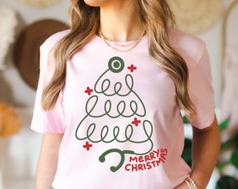 Camiseta navideña con estetoscopio, cuello redondo, regalo para auxiliar de enfermería, regalo de Navidad, regalo de Navidad para enfermeras, camiseta navideña para profesionales médicos.