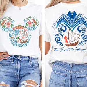 Puede incluir: Camiseta blanca con un dise&ntilde;o colorido inspirado en una popular pel&iacute;cula de animaci&oacute;n. La parte delantera muestra una forma de cabeza de Mickey Mouse con elementos florales y n&aacute;uticos, y el texto "COME WHAT MAY" y "I KNOW THE WAY". La parte trasera tiene un barco y el texto "There is nowhere you can go that I won't be with you..."