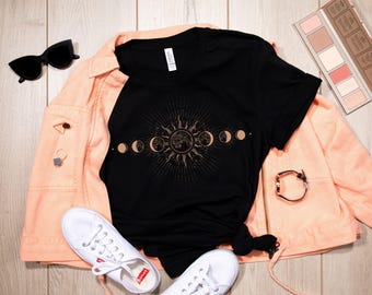 Koszulka Celestial, Koszulka z fazami księżyca, Koszulka z mistycznym księżycem i słońcem w stylu boho, Strój boho z księżycem, Prezenty z duchowym księżycem dla kobiet, Modny prezent dla kobiet