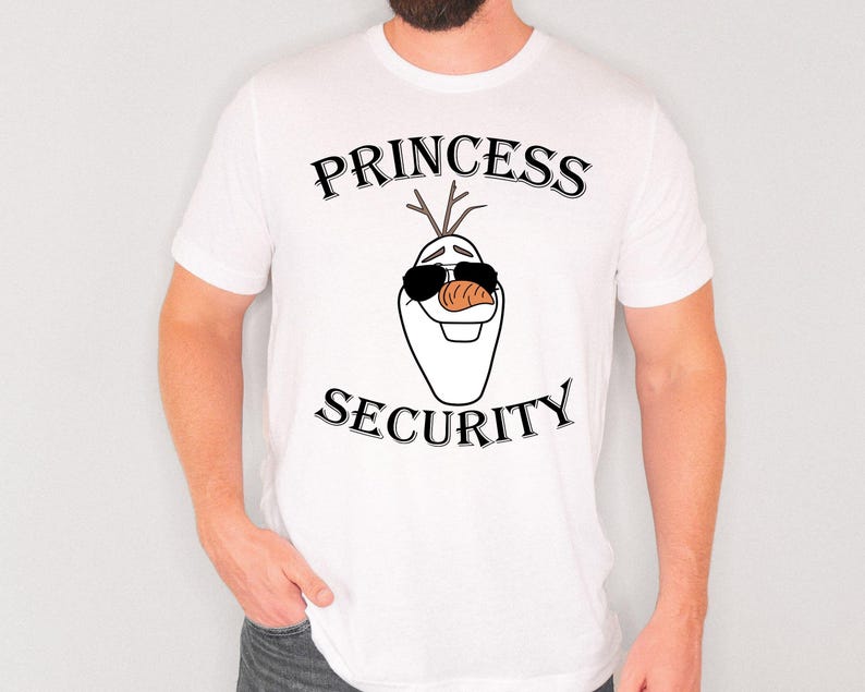 Pu&ograve; includere: T-shirt bianca con un'immagine a cartoni animati di Olaf di Frozen con occhiali da sole e un naso a carota. Il testo "PRINCESS SECURITY" &egrave; stampato sopra e sotto l'immagine in nero.